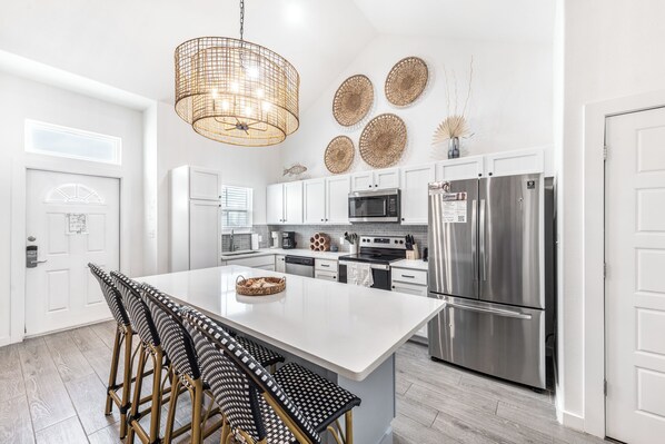 Réfrigérateur, four à micro-ondes, un four, surface de cuisson