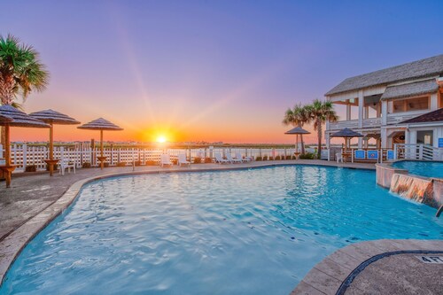 Splash Pad, Slides & Heated Pools | Minutes to Beach
