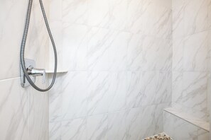 Dusche, Haartrockner, Handtücher, Shampoo