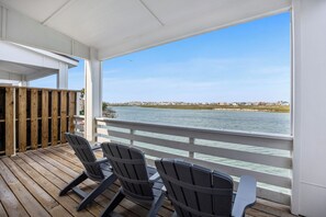 Property grounds - Serene Family & Pet-Friendly Home, Balcony w/a Water View, Two Pools, & Docks (Corpus christi)