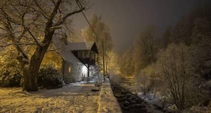 Izeria 112 Riverside House