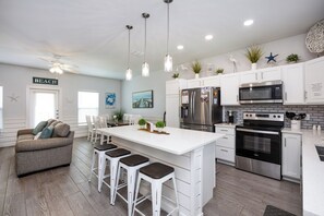 冰箱、微波炉、烤箱、炉灶