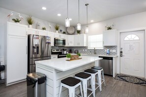 冰箱、微波炉、烤箱、炉灶