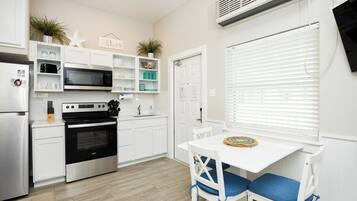 Frigorífic, microones, forn i placa de cuina