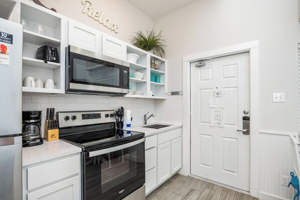 Réfrigérateur, four à micro-ondes, un four, surface de cuisson