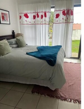 1 dormitorio, tabla de planchar con plancha, wifi y ropa de cama