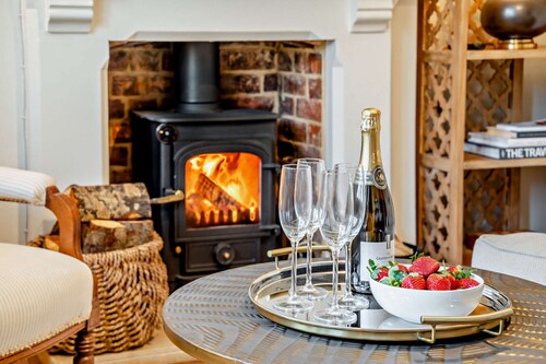 Delightfully presented dog friendly - Hollyhock Cottage