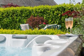 Outdoor spa tub - Delightfully presented dog friendly - 2 Bottom End (Stow-on-the-Wold)