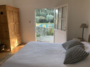 5 bedrooms, iron/ironing board, WiFi, bed sheets