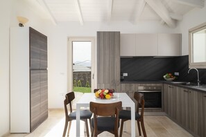 Fridge, oven, dishwasher, coffee/tea maker