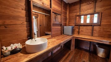 Habitación doble familiar | Baño | Regadera, toallas, jabón, shampoo