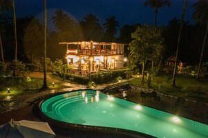 Una piscina al aire libre