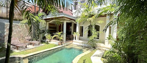 Una piscina al aire libre
