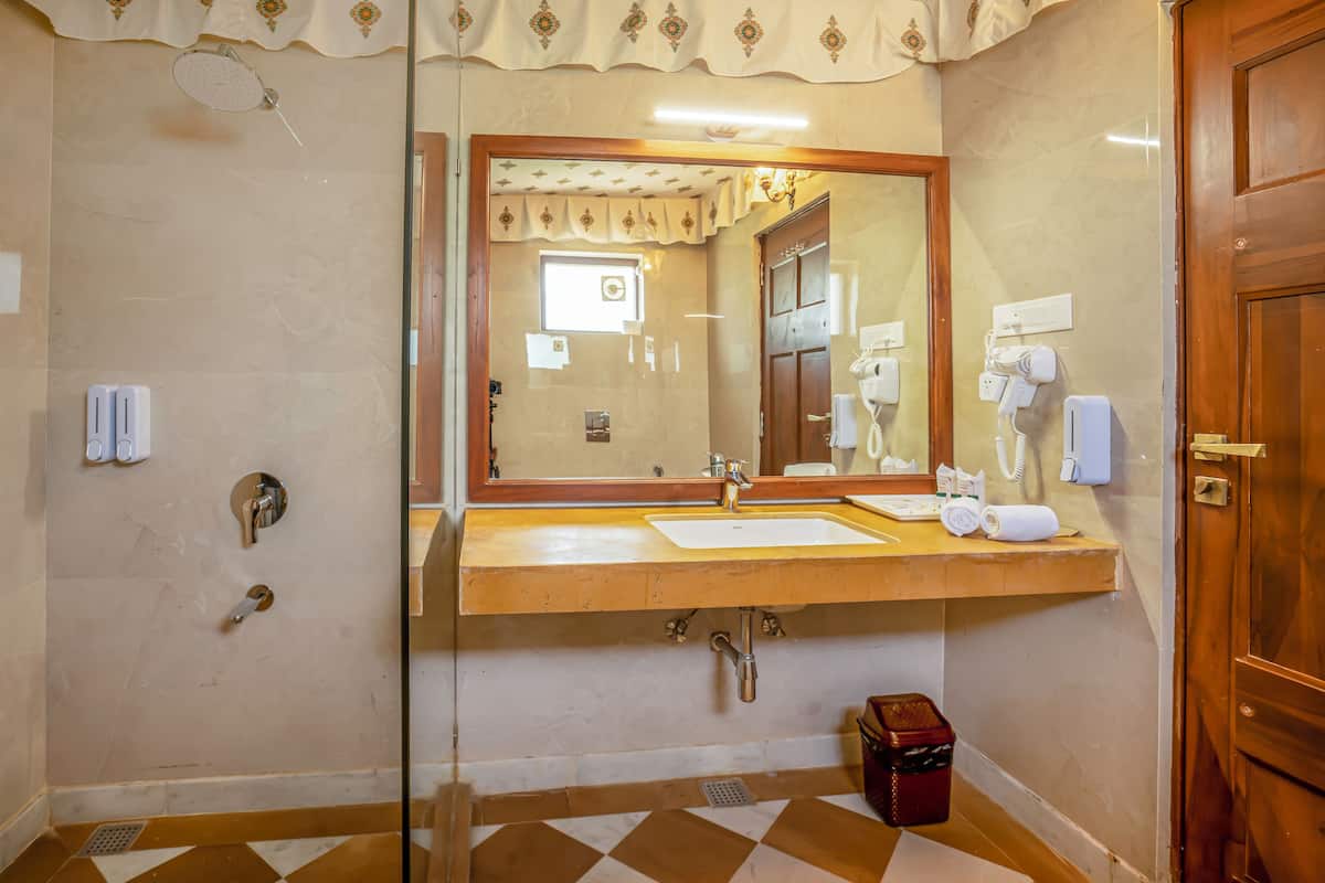Tente Luxe | Salle de bain | Douche, douche à « effet pluie », articles de toilette gratuits