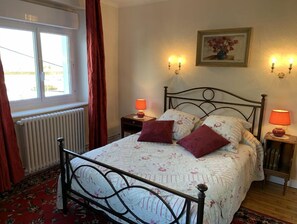 4 bedrooms, iron/ironing board