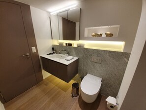 Dusche, Haartrockner, Handtücher, Seife