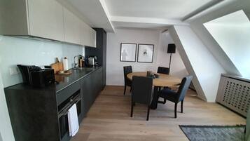 Frigorifero, forno, piano cottura, lavastoviglie