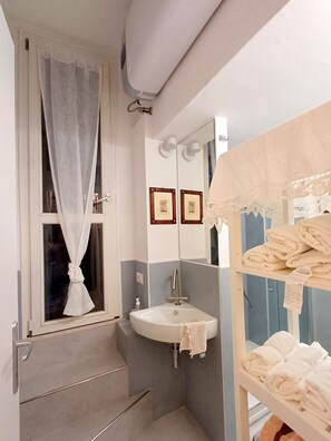 Douche, séchoir à cheveux, bidet, serviettes fournies