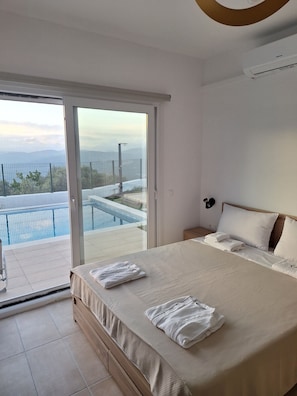 Standard Room With Shared Pool | Egyptian cotton sheets, premium bedding, memory foam beds, minibar