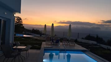 5 outdoor pools, open 9:00 AM to 9:00 PM, pool umbrellas, sun loungers