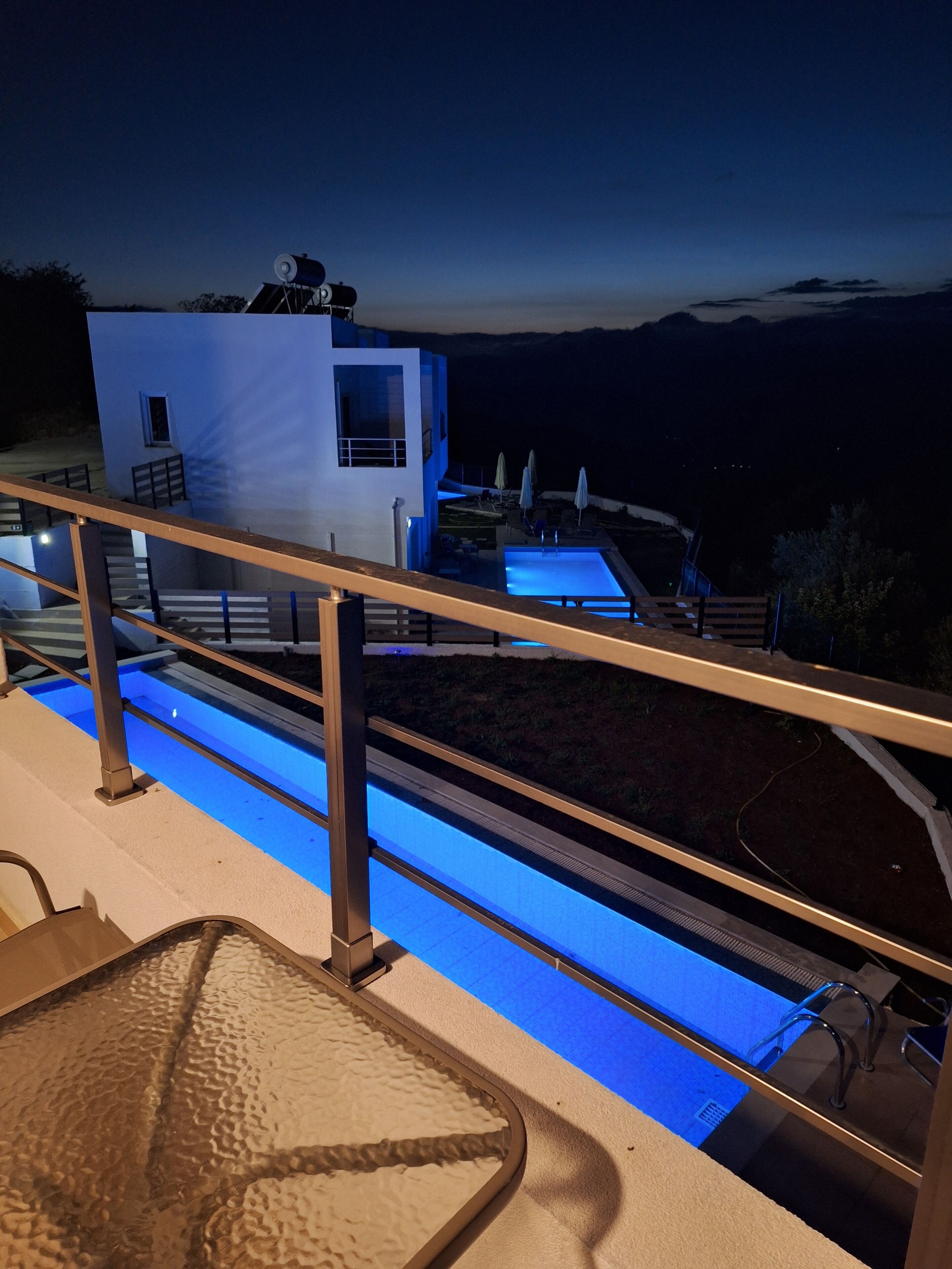 Un bâtiment moderne doté d’un espace piscine, comprenant un escalier et un fauteuil de relaxation.