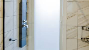 Hydromassage showerhead, free toiletries, bathrobes, slippers