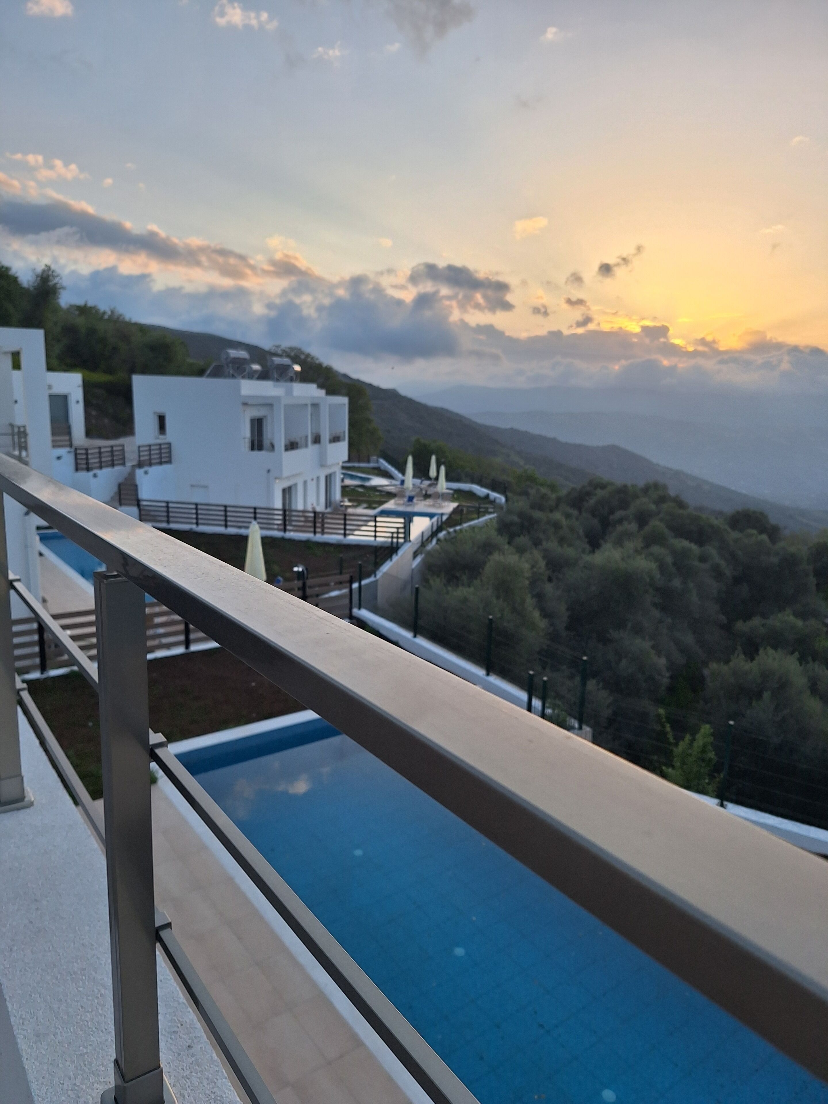 5 座室外游泳池，開放時間為 09:00 至 21:00，提供泳池遮陽傘和日光浴躺椅