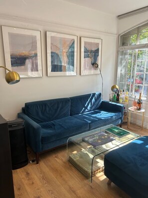 Living area - Modern 2BR/2BA by Covent Garden (London)