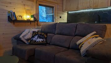 Smart-tv, pejs, bøger, stereoanlæg