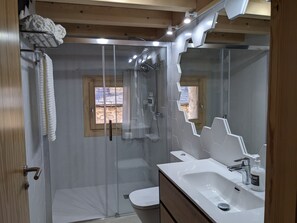 Haartrockner, Bidet, HandtĂŒcher, Seife