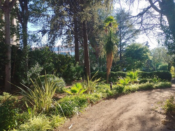 Property grounds - Bel Appartement au Calme Dans un Parc 12mn à Pied de la Plage (Saint-Raphaël)