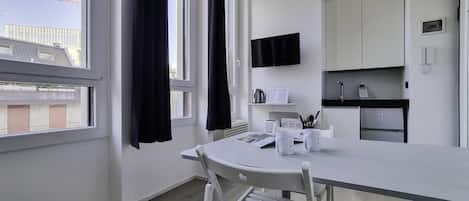 Apartment (1 Bedroom) | Wohnbereich | 55-Zoll-Fernseher mit Kabelempfang