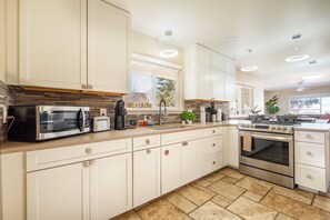 Fridge, microwave, oven, stovetop - Santa Fe Retreat Near Railyard and Artsy Delights (Santa Fe)