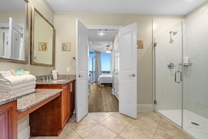 Shower, jetted bath, towels - Bel Sole 902 Beautiful Waterfront Views with beach access, pools, and hot tub (Gulf Shores)
