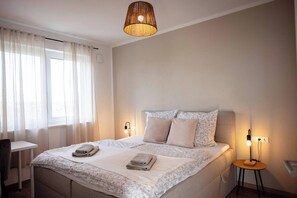 2 makuuhuonetta, silitysrauta/-lauta, vauvan matkasänky, internet