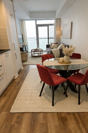 Unclassified image, 2 of 8, button - Luxury 1 bedroom Cityscape - 14 York Street, Toronto (Brampton)