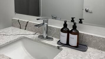 Een haardroger, handdoeken, zeep, shampoo