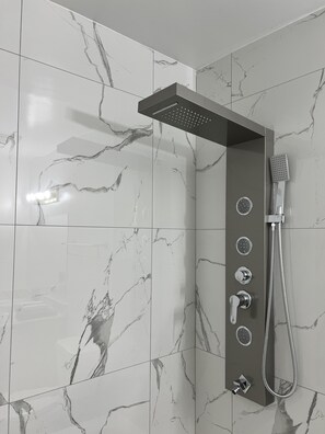 Sèche-cheveux, serviettes fournies, savon, shampoing