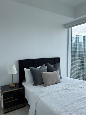 Unclassified image, 4 of 8, button - Luxury 1 bedroom Cityscape - 14 York Street, Toronto (Brampton)