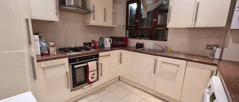 Appartement | Cuisine privée | Réfrigérateur, four à micro-ondes, un four, surface de cuisson