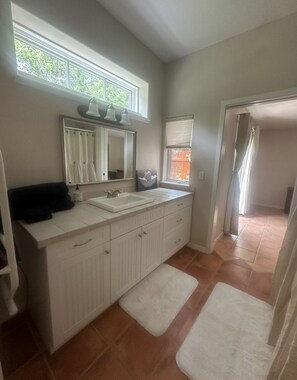Shower, hair dryer, towels, soap - Nestled in Cheyenne Canyon and one minute walk to the Broadmoor hotel! (Colorado Springs)