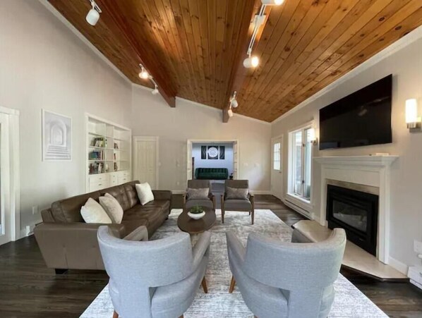 Smart TV, chimenea, oficina