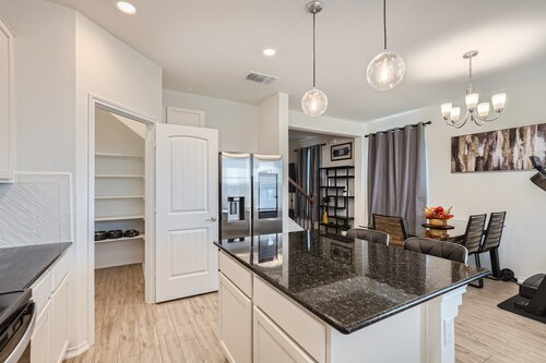 Serenity Haven: Charming 5 Bed with Moden Amenities