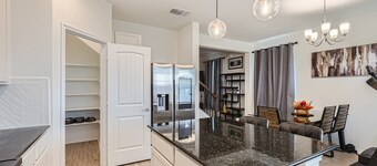 Serenity Haven: Charming 5 Bed with Moden Amenities