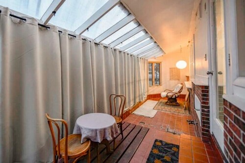 Cozy and Artistic Space with a library and a Floating Net