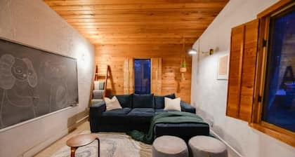 Cozy and Artistic Space with a library and a Floating Net