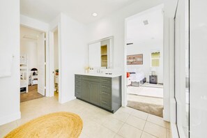 5 slaapkamers, een bureau, een strijkplank/strijkijzer, reisbedje