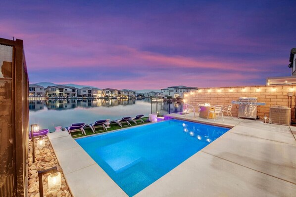 Een verwarmd zwembad