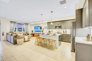 Køleskab, mikrobølgeovn, ovn, kogeplade