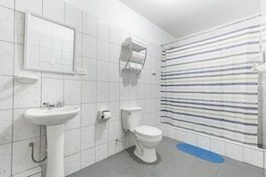 Family Triple Room | Bathroom - Kurmi House Lima Airport (Callao)